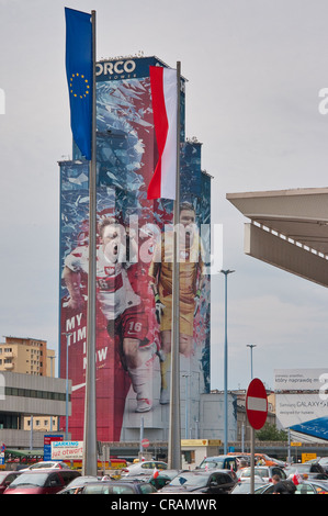 Große Nike Werbung zeigt polnischen Fußball-Stars, Blaszczykowski und Szczesny, über 27 Etagen ORCO Tower in Warschau, Polen Stockfoto