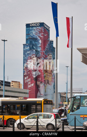 Große Nike Werbung zeigt polnischen Fußball-Stars, Blaszczykowski und Szczesny, über 27 Etagen ORCO Tower in Warschau, Polen Stockfoto