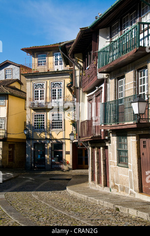 Häuser mit kleinen Geschäften, alten Stadt, Weltkulturerbe der Wort, Guimarães, Portugal, Europa Stockfoto