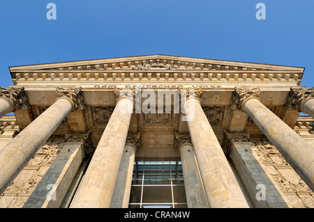 Spalten am Haupteingang des Reichstagsgebäudes, Berlin, Deutschland, Europa Stockfoto