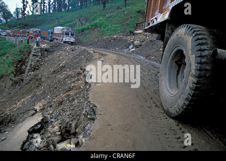 LKW auf dem Rohtang Pass kurz nach einem Erdrutsch, Himachal Pradesh, nördlichen Indien, Indien, Asien Stockfoto