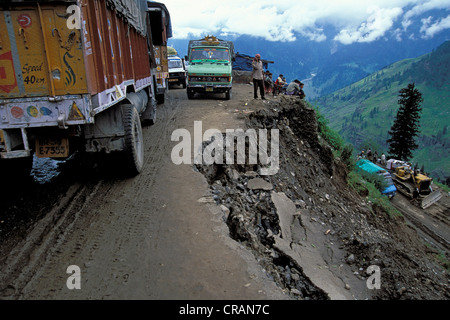 LKW auf dem Rohtang Pass kurz nach einem Erdrutsch, Himachal Pradesh, nördlichen Indien, Indien, Asien Stockfoto