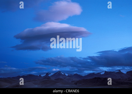 Berggipfel mit Wolkenformationen in der Abenddämmerung, Tso Khar salt Lake, Ladakh, Jammu und Kaschmir, Nordindien, Indien, Himalaya, Asien Stockfoto