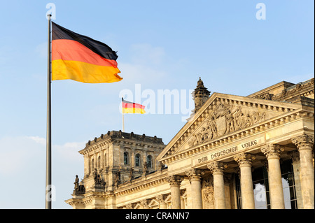 Detailansicht, Reichstagsgebäude mit deutschen Nationalflaggen, Sitz des deutschen Parlaments, Bundestag Stockfoto