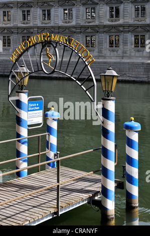 Storchen-Schiffsanlegestelle der Zürichsee Schifffahrtsgesellschaft ZSG, ein Unternehmen, Boote am Zürichsee und Limmat River in Stockfoto