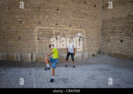 Usbekistan, Buchara, Fußball auf der Straße Stockfoto