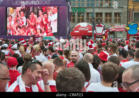 Fußball-Fans darauf warten, sehen Sie Polen Vs Tschechien Spiel am TV Bildschirm, Fußball-Europameisterschaft 2012, Fan-Zone, Breslau, Polen Stockfoto