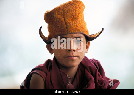 Junge Novizin Buddhisten, Anhänger der Gelugpa-Schule im Phuktal Kloster, Zanskar-Tal, Zanskar, Ladakh Stockfoto