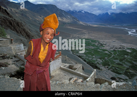 Junge Novizin Buddhisten, Anhänger der Gelugpa-Schule, Kloster Tongde, Zanskar-Tal, Zanskar, Ladakh, Jammu und Kaschmir Stockfoto