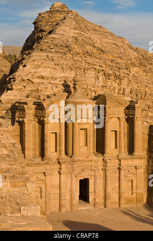 Altes Grab in den Felsen gehauen, Ed Deir, Ad Deir, Petra, Jordanien, Naher Osten, Asien Stockfoto