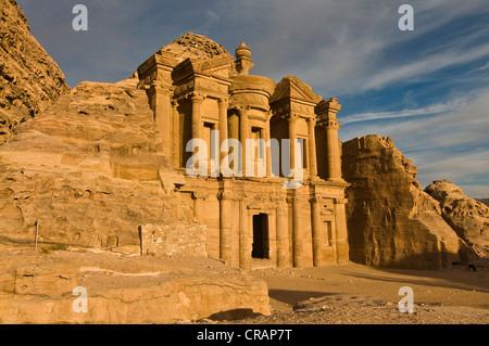 Altes Grab in den Felsen gehauen, Ed Deir, Ad Deir, Petra, Jordanien, Naher Osten, Asien Stockfoto