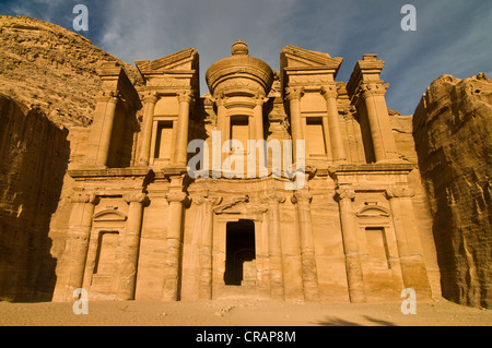 Altes Grab in den Felsen gehauen, Ed Deir, Ad Deir, Petra, Jordanien, Naher Osten, Asien Stockfoto