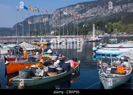 Boote in den Hafen von Garda, Gardasee, Provinz Verona, Region Venetien, Italien, Europa Stockfoto