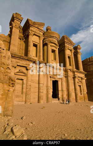 Altes Grab in den Felsen gehauen, Ed Deir, Ad Deir, Petra, Jordanien, Naher Osten, Asien Stockfoto