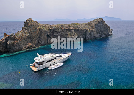 Yacht in einer Bucht, Insel Panarea, Äolischen Inseln oder Liparischen Inseln, Sizilien, Süditalien, Italien, Europa Stockfoto