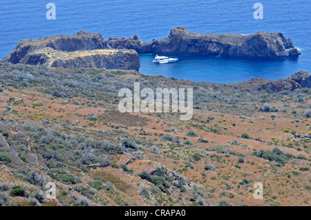 Yacht vor Anker in einer Bucht von Insel Panarea, Äolischen Inseln oder Liparischen Inseln, Sizilien, Süditalien, Italien, Europa Stockfoto