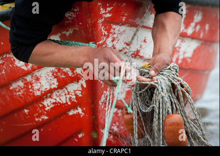 Angeln auf Lachs in der Nähe der Inuit-Siedlung Tiniteqilaaq, Sermilik Fjord, Ostgrönland, Grönland Inuit-Jäger Stockfoto