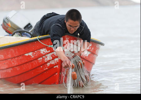 Angeln auf Lachs in der Nähe der Inuit-Siedlung Tiniteqilaaq, Sermilik Fjord, Ostgrönland, Grönland Inuit-Jäger Stockfoto