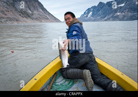 Inuit-Jäger mit frischem Lachs gefangen, in der Nähe der Inuit-Siedlung Tiniteqilaaq, Sermilik Fjord, Ostgrönland, Grönland Stockfoto