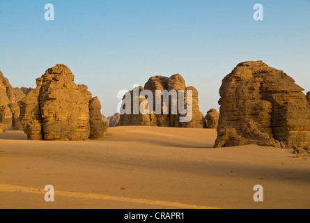 Felsformationen in der Wüste in der Nähe von Tikoubaouine, Algerien, Afrika Stockfoto