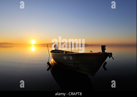 Sonnenuntergang mit einem Fischerboot am Ufer der Insel Reichenau, Landkreis Konstanz, Baden-Württemberg, Deutschland, Europa Stockfoto