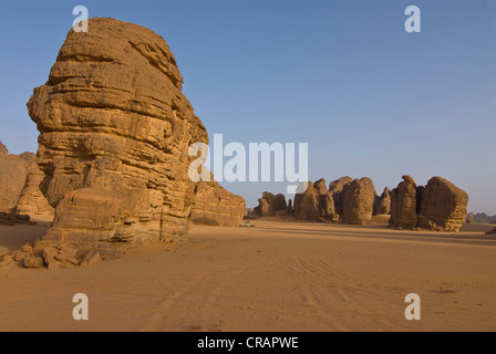 Felsformationen in der Wüste in der Nähe von Tikoubaouine, Algerien, Afrika Stockfoto