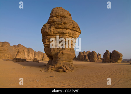 Felsformationen in der Wüste in der Nähe von Tikoubaouine, Algerien, Afrika Stockfoto