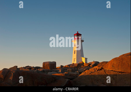 Der Leuchtturm in Peggys Cove Nova Scotia Kanada mit Sedimentgesteinen bei Sonnenuntergang am St. Margarets Bay, st. Margarets bay Stockfoto