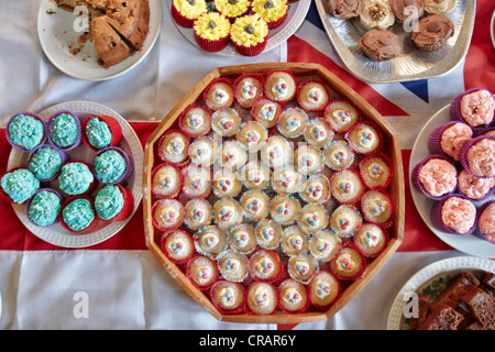 Kuchen zum Verkauf an der Weston Turville Diamond Jubilee Celebration. Stockfoto