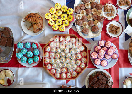 Kuchen zum Verkauf an der Weston Turville Diamond Jubilee Celebration. Stockfoto