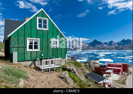 Haus malte in grüner Farbe, oberhalb des Hafens Tasiilaq, auch bekannt als Ammassalik, Ostgrönland, Grönland Stockfoto