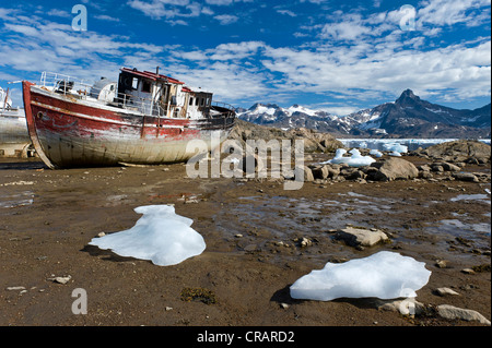 Altes Boot, Tasiilaq, auch bekannt als Ammassalik, Ostgrönland, Grönland Stockfoto