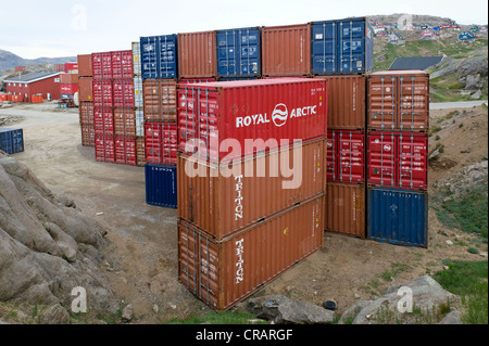 Container im Hafen von Tasiilaq, auch bekannt als Ammassalik, Ostgrönland, Grönland Stockfoto