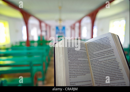 Grönländische Bibel, Kirche in Kulusuk, Ostgrönland, Grönland Stockfoto