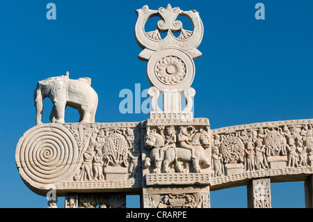 Buddhistische Symbole, Shrivatsa in Triratana über dem Chakra-Rad auf Torana, Stupas von Sanchi, UNESCO-Weltkulturerbe Stockfoto