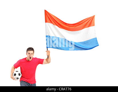 Eine euphorische Fan hält einen Ball und winken eine niederländische Flagge isoliert auf weißem Hintergrund Stockfoto