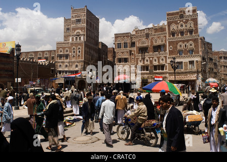 Platz in der Altstadt von Sana'a, einem UNESCO-Weltkulturerbe, Jemen, Westasien, Arabische Halbinsel. Stockfoto