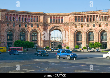 Torbogen am Platz der Republik, Eriwan, Armenien, Nahost Stockfoto