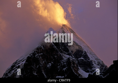 Gipfel in Wolken, Garhwal, in der Nähe von Gangotri, Uttaranchal, Uttarakhand Himalaya, Nordindien, Indien, Asien Stockfoto