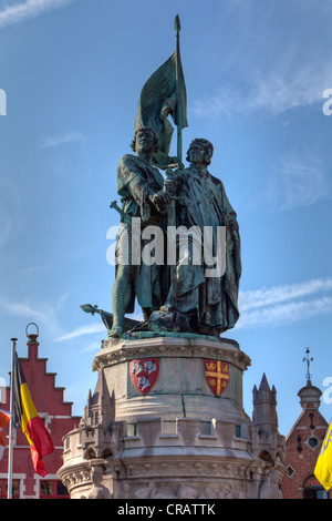 Statue von Brügge Volkshelden Jan Breydel und Pieter De Coninck, Grote Markt Platz, historische Zentrum von Brügge Stockfoto