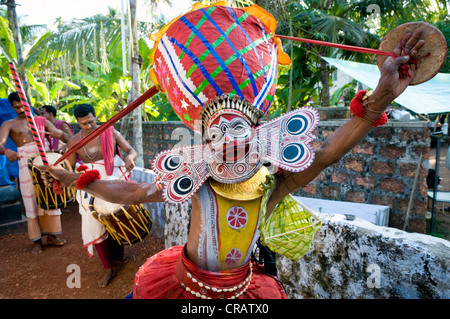 Theyyam zeigen, Kozhikode, auch bekannt als Calicut, Kerala, Südindien, Asien Stockfoto