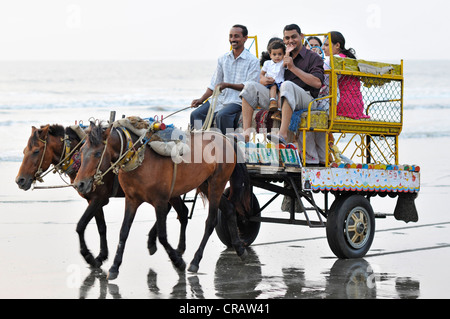 Indische Familie auf einem Pferdewagen am Strand von Juhu, Juhu Beach, Mumbai, Maharashtra, Indien, Asien Stockfoto