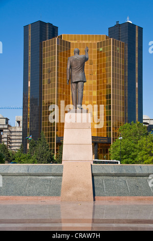 Präsident-Statue vor einem modernen Hochhaus in Baku, Aserbaidschan, Nahost Stockfoto