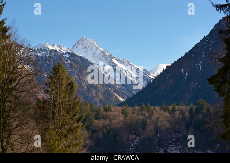 Schneebedeckte Gipfel in den Allgäuer Alpen Stockfoto