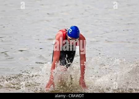 Triathlon-Schwimmer am Strand nach dem Schwimmen Wettbewerb Stockfoto