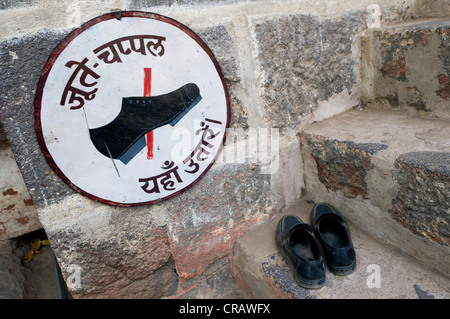 Zeichen, Schuhe verboten, Schritte zu einem Tempel in Ahilya Fort, Maheshwar, Madhya Pradesh, Indien, Asien Stockfoto