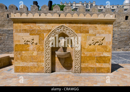 Brunnen in der Altstadt zum UNESCO-Weltkulturerbe, Baku, Aserbaidschan, Kaukasus, Naher Osten Stockfoto