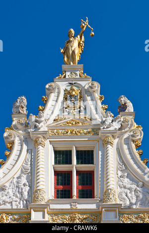 Statue der Gerechtigkeit auf die vergoldeten Fassade des Civiele Griffie Aufzeichnungen Büro, alte Stadt Brügge, UNESCO-Weltkulturerbe Stockfoto