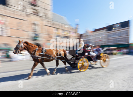 Kutsche vorbei Belfort Glockenturm oder Bell Tower, Grote Markt Marktplatz, historische Altstadt von Brügge Stockfoto