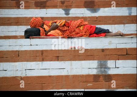 Sadhu oder heiliger Mann schlafen auf die Heilige Treppe oder Ghats, Varanasi, Ganges, Uttar Pradesh, Indien, Asien Stockfoto